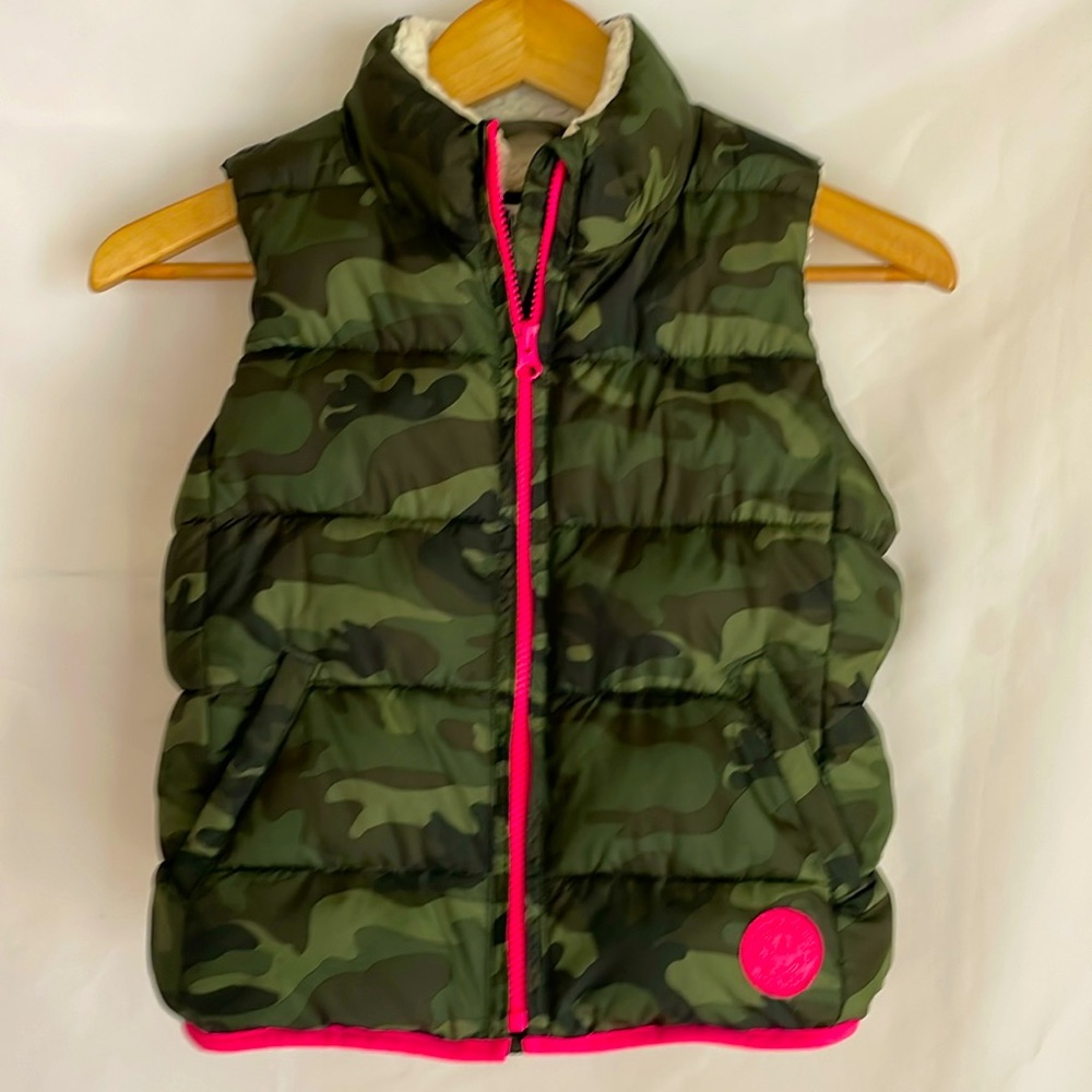 GAP Kids shearling-lined puffy, camo vest, size M, EUC